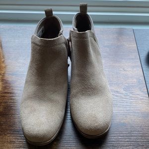 TOMS 7 gray suede booties